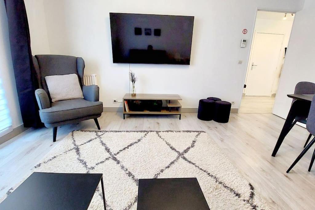 Cosy Home 2, 2 Chambres, 6 Personnes, 3 Min Gare, Parking سيرُجي المظهر الخارجي الصورة